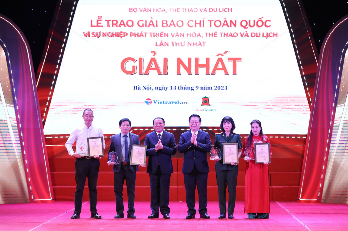 C&aacute;c đồng ch&iacute;: Nguyễn Trọng Nghĩa, B&iacute; thư Trung ương Đảng, Trưởng ban Tuy&ecirc;n gi&aacute;o Trung ương; Nguyễn Văn H&ugrave;ng, Bộ trưởng Văn h&oacute;a, Thể thao v&agrave; Du lịch trao Giải Nhất cho c&aacute;c t&aacute;c giả đoạt giải